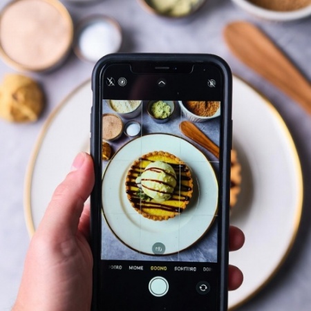 KURS FOTOGRAFII I STYLIZACJI KULINARNEJ – ŚWIATŁO, KOMPOZYCJA, KOLOR ORAZ ARANŻACJA PLANU